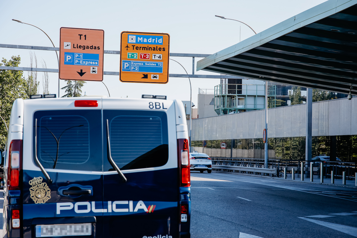 Un vehículo de la Policía Nacional en Barajas- E.P