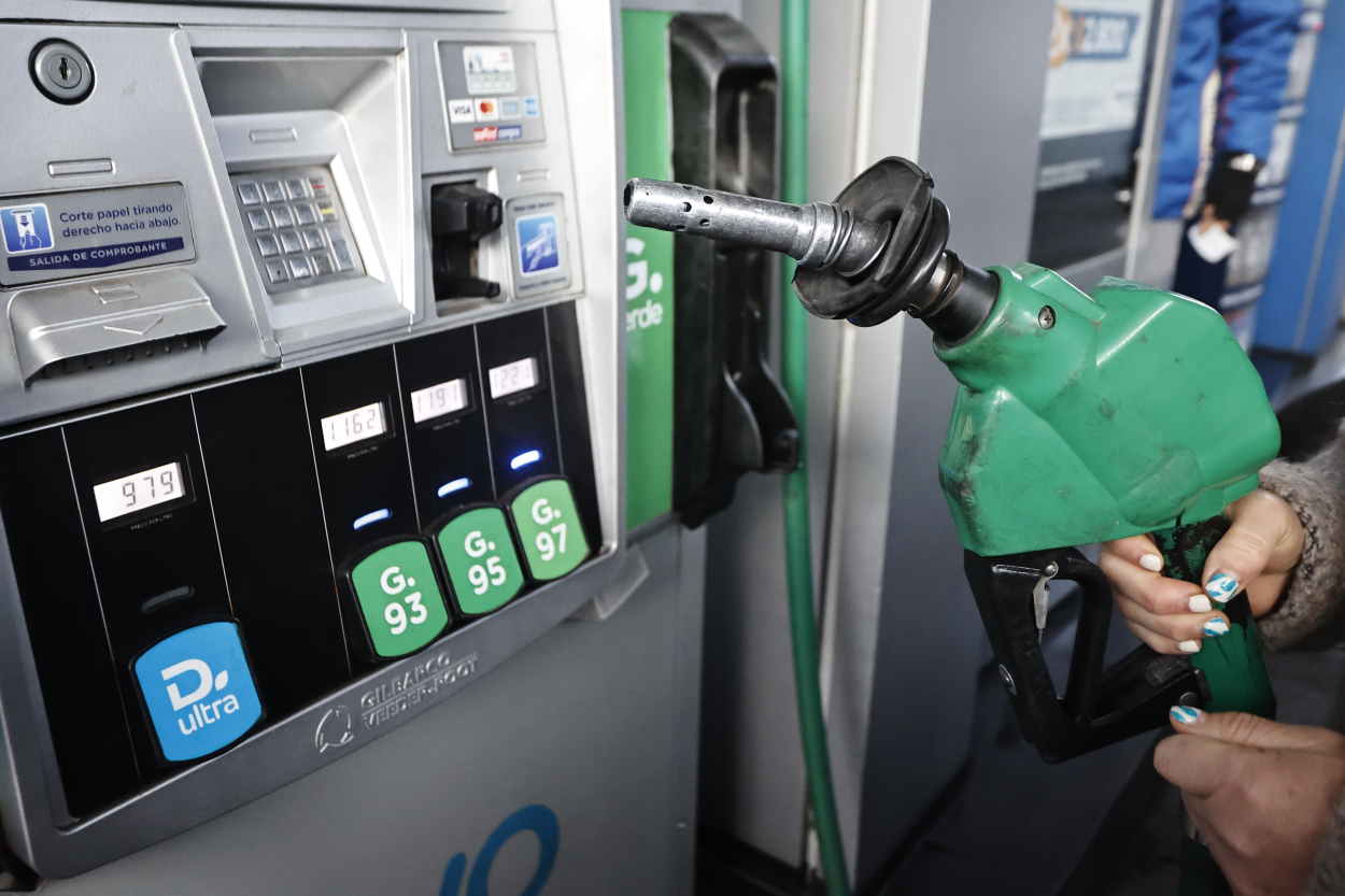  los carburantes son un 12% más baratos que en junio. En la imagen, una mujer sujetando una manguera de diésel en una estación de servicio. Europa Press