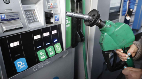  los carburantes son un 12% más baratos que en junio. En la imagen, una mujer sujetando una manguera de diésel en una estación de servicio. Europa Press