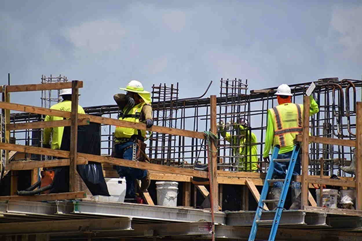 400 personas fallecidas en accidentes de trabajo durante el primer semestre, según UGT. En la imagen, trabajadores de la construcción. Europa Press