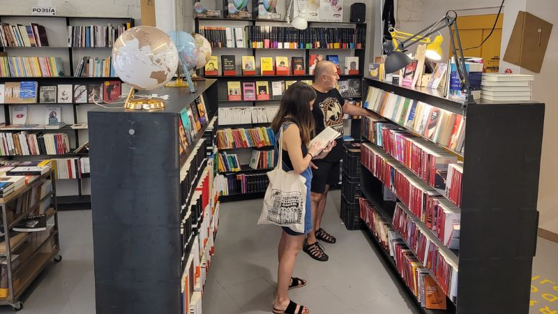 Clientes en la librería Caótica. Imagen cedida por la librería. Clientes en la librería Caótica. Imagen cedida por la librería.