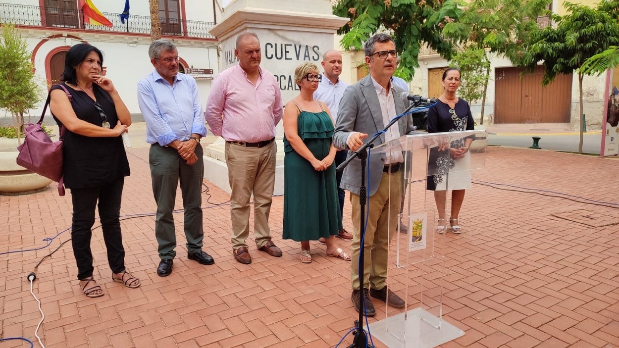 Félix Bolaños, declarando ante los medios de comunicación en su visita a Cuevas del Almanzora, en Almería. EP