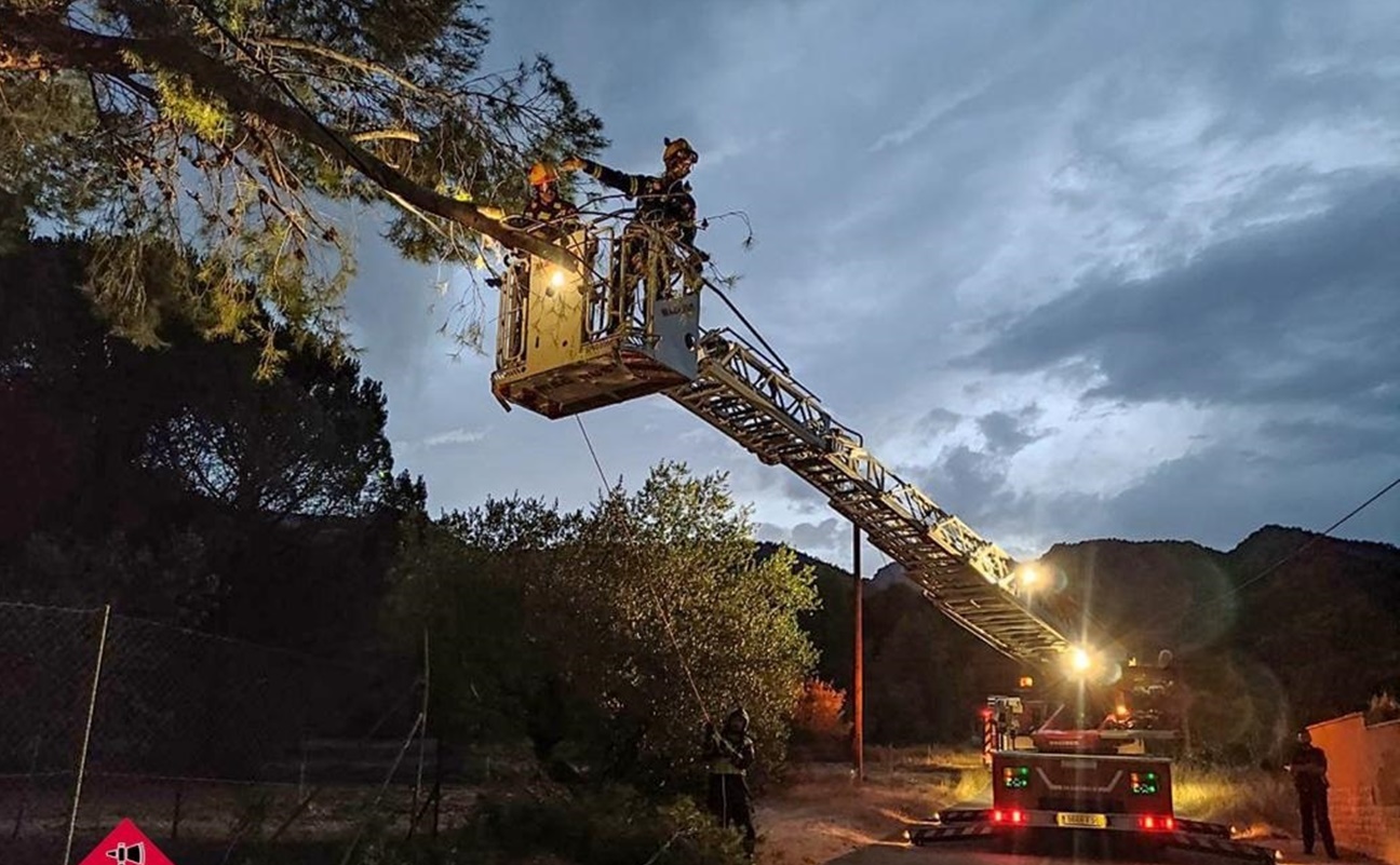 Los bomberos han realizado decenas de intervenciones por las fuertes rachas de viento registradas en provincias como Alicante