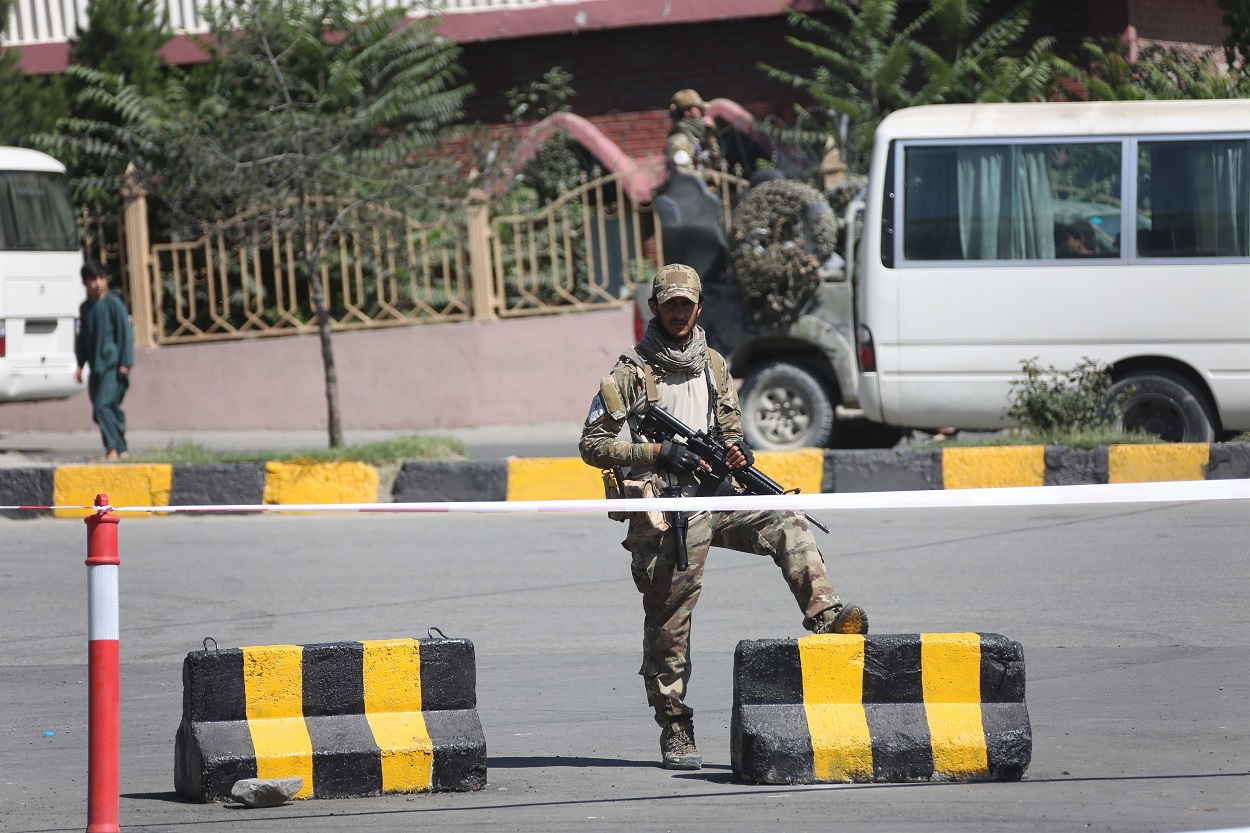 Un talibán apostado en un puesto de control de Kabul. EP.
