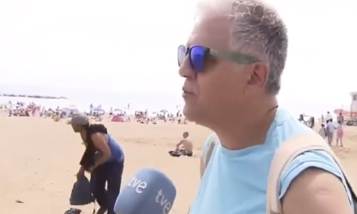 Captura de imagen del vídeo en el momento en que roba la bolsa de playa. @offensiveprank