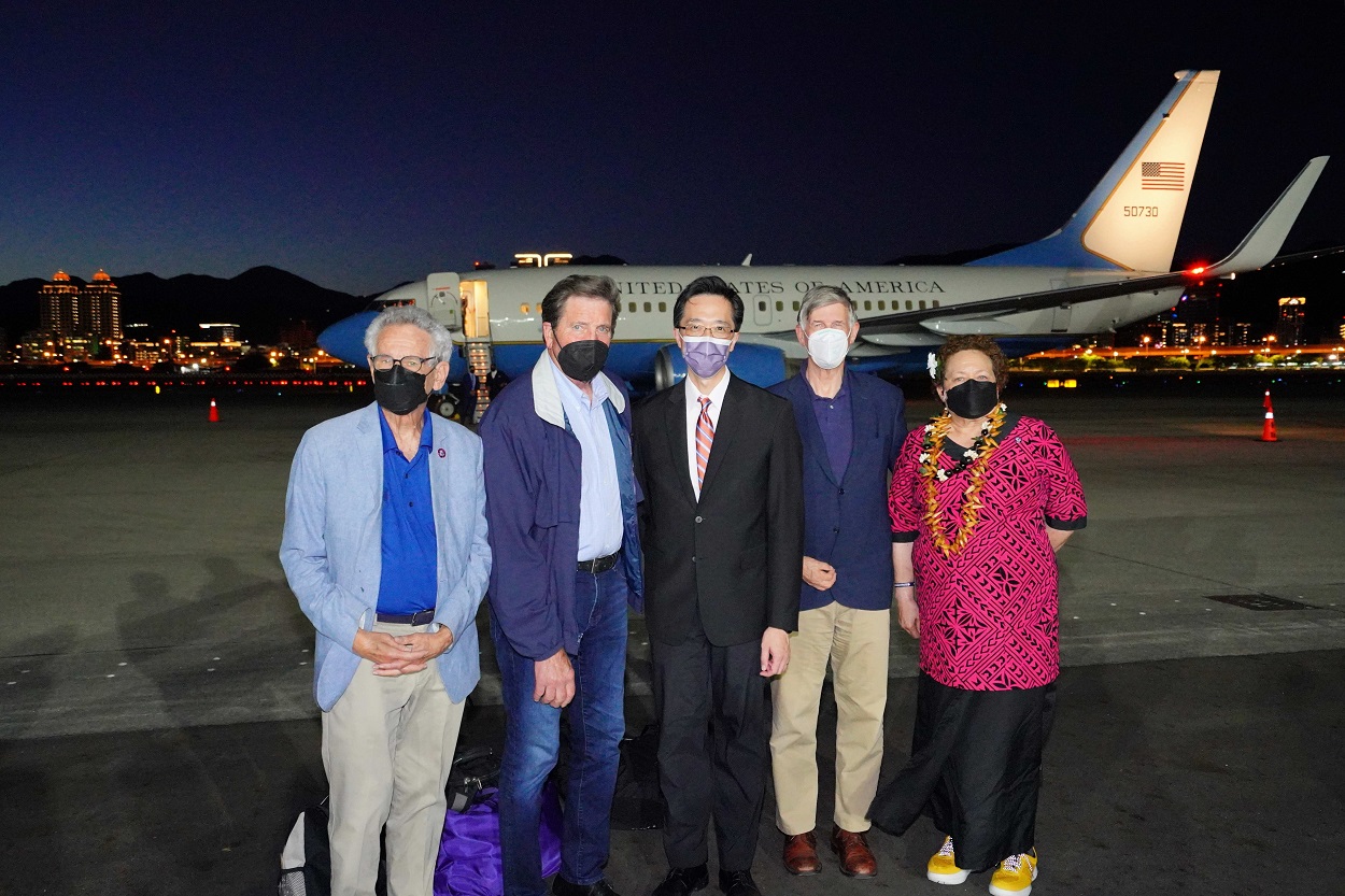 Los congresistas de EEUU en su llegada al aeropuerto de Taiwán. EP