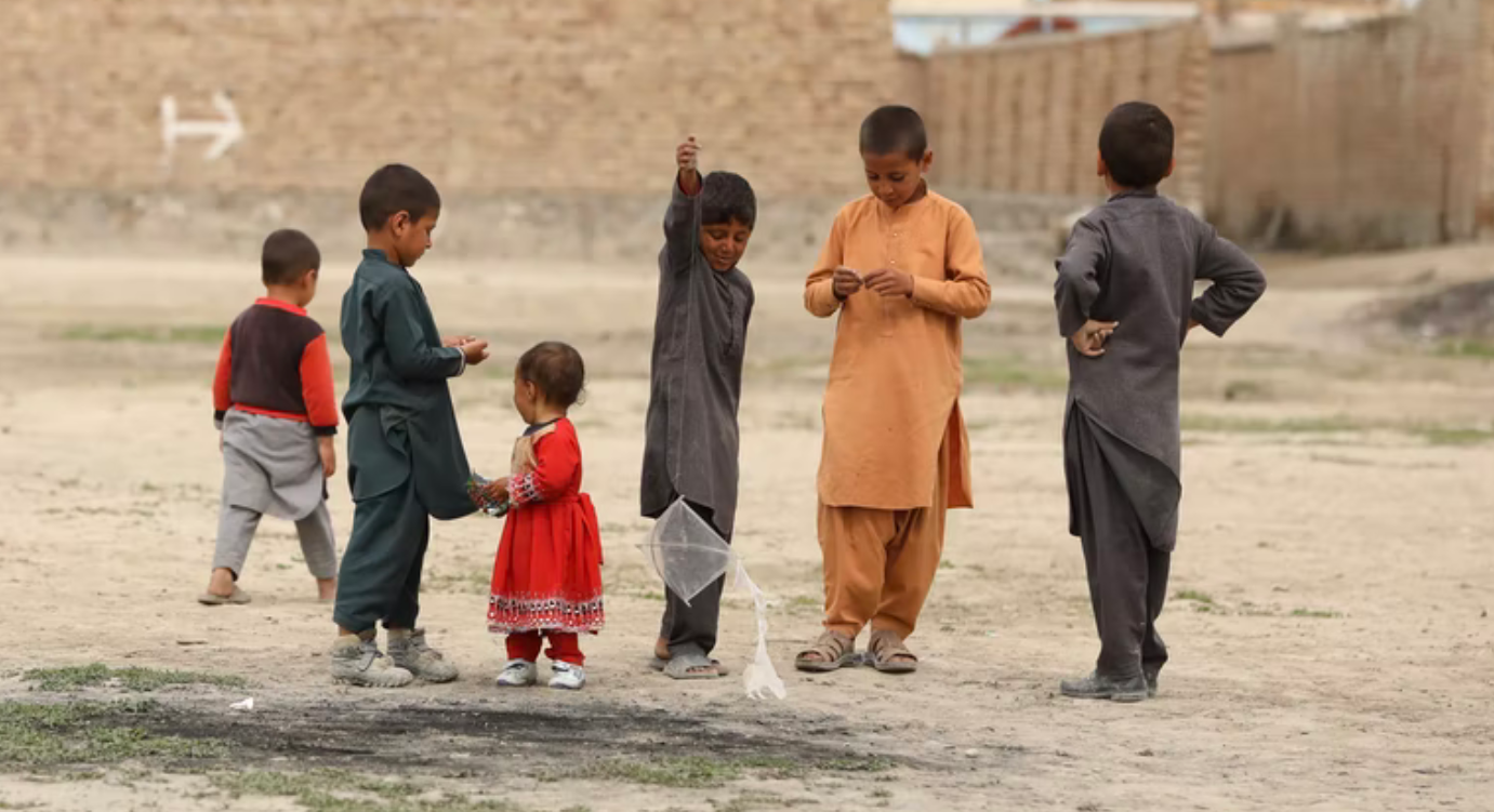 Niños afganos jugando en la calle