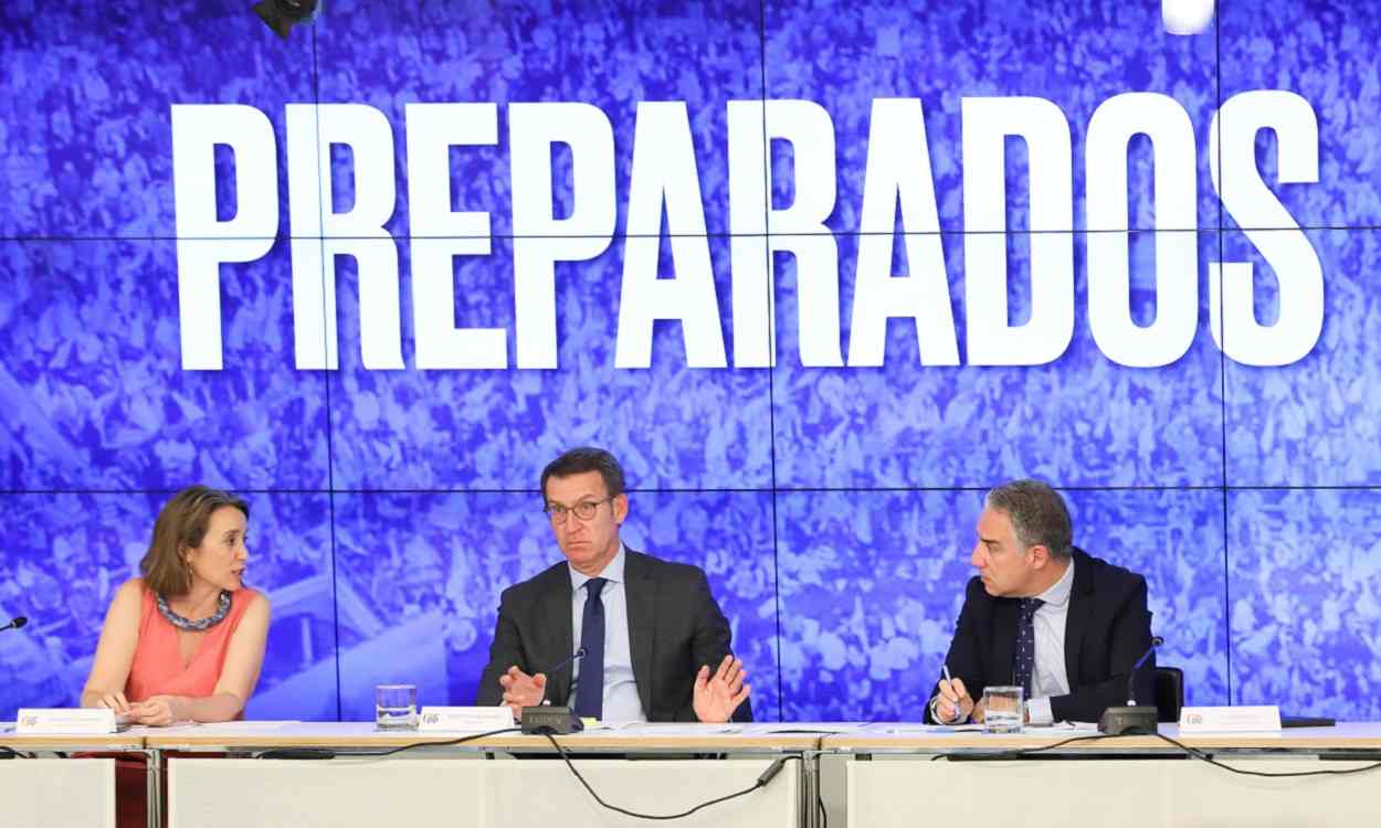 Alberto Núñez Feijóo, presidente del PP, junto a Cuca Gamarra y Elías Bendodo. EP