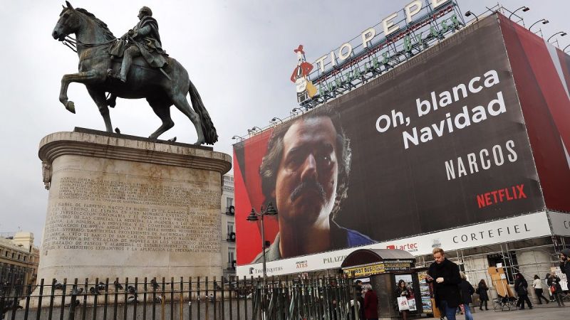 Cartel publicitario en la Puerta del Sol de Madrid de la serie Narcos de Netflix