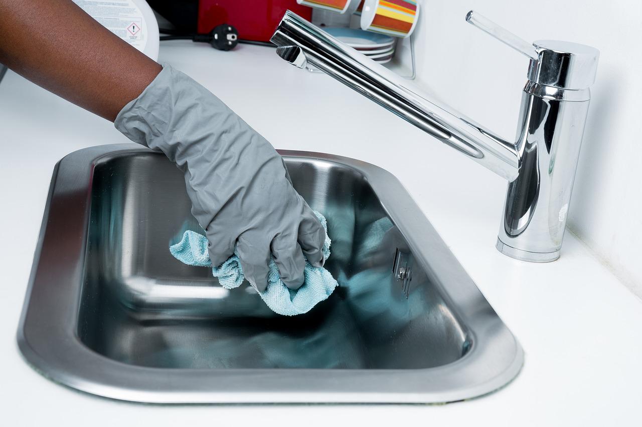 Imagen de recurso de una persona limpiando el fregadero. Pixabay.