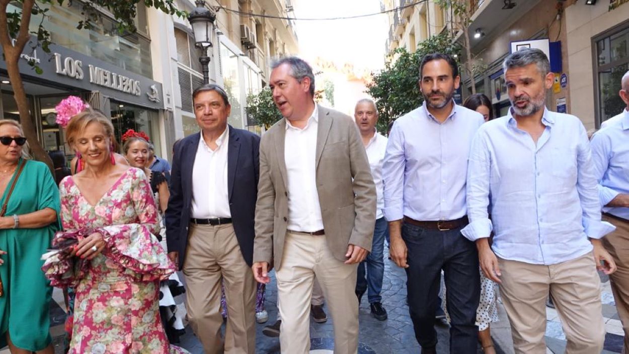 Juan Espadas, con el ministro Luis Planas y otros comapñeros de partido en la Feria de Málaga.