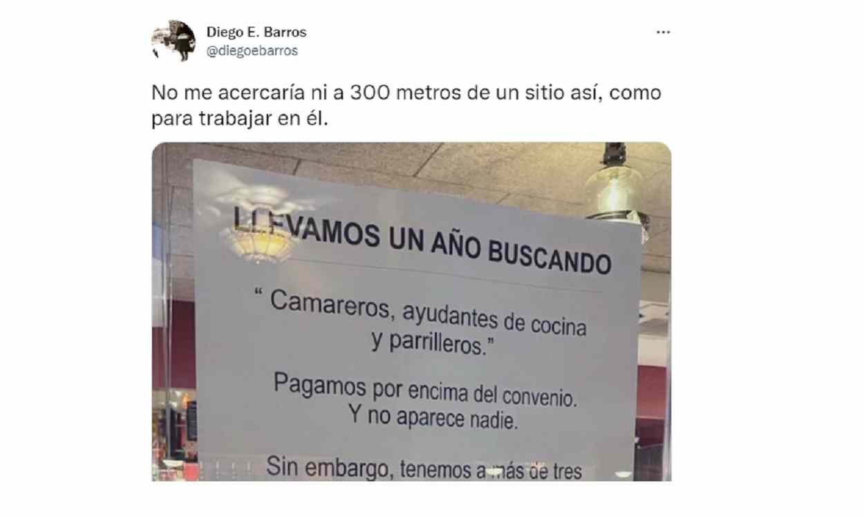 El cartel que ha colgado en la puerta un restaurante y que causa indignación en redes. Twitter