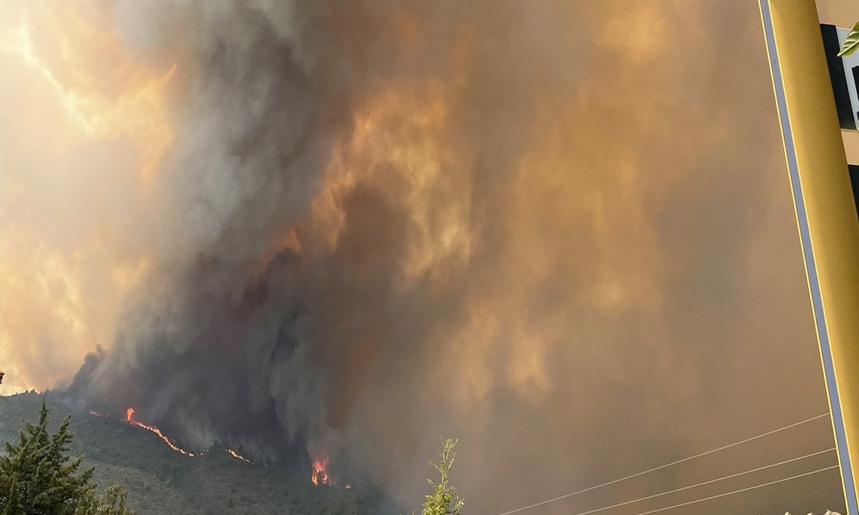 Imagen del incendio forestal que asola el municipio de Bejís, en Castellón. Europa Press.