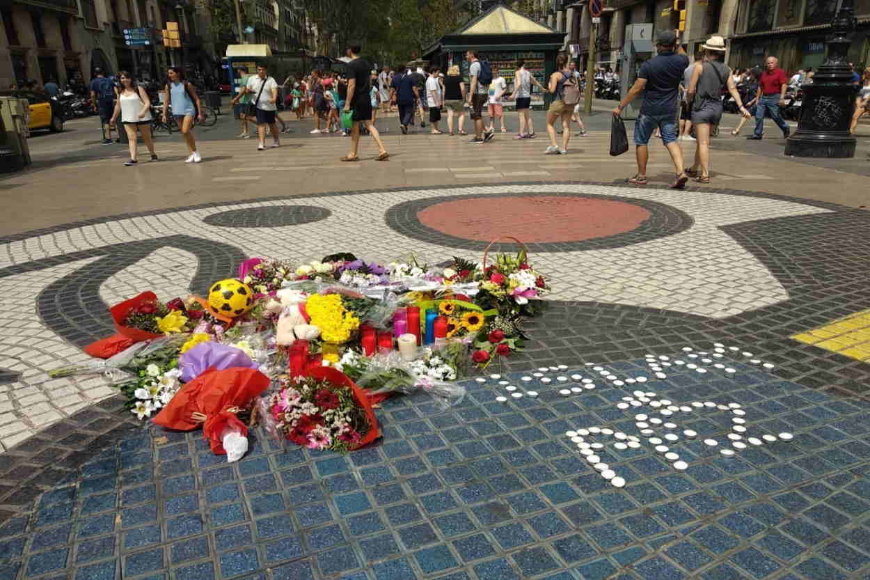 Ofrenda floral a las víctimas de los atentados de Las Ramblas en su primer aniversario. EP/Archivo. 