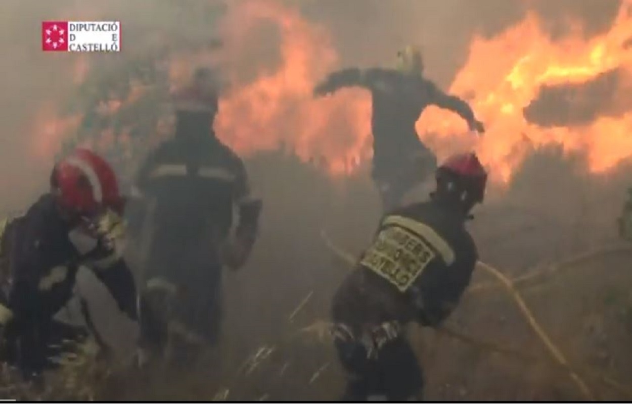 Bomberos combaten el incendio de Bejís. Diputación de Castellón