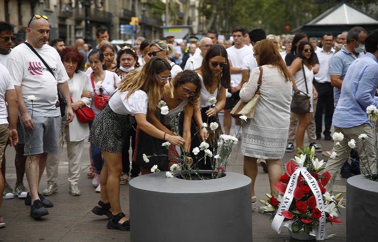 Familiares de las víctimas de los atentados de Barcelona depositan claveles en honor a los fallecidos