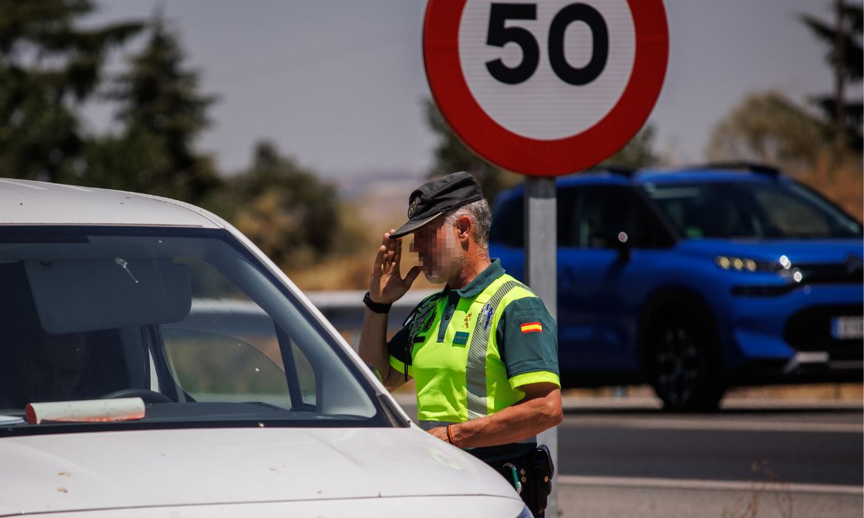 Un agente de la Guardia Civil, durante un control de tráfico
