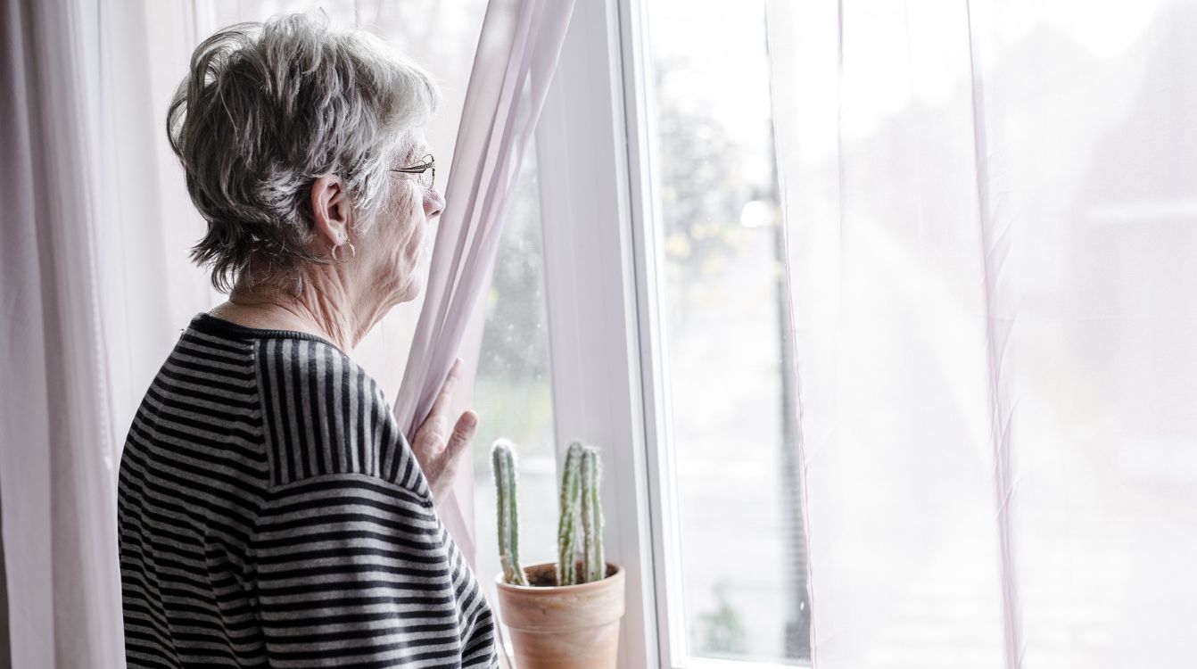 Las mujeres mayores de 65 años viven en hogares con menos de 10.000 euros de riqueza disponible