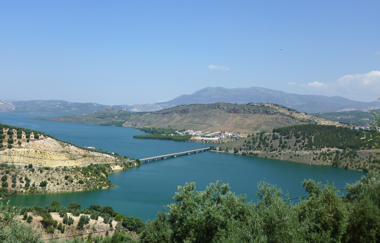 El Atlantis andaluz inaugurado en el franquismo sobre el que se puede caminar y realizar deportes de agua