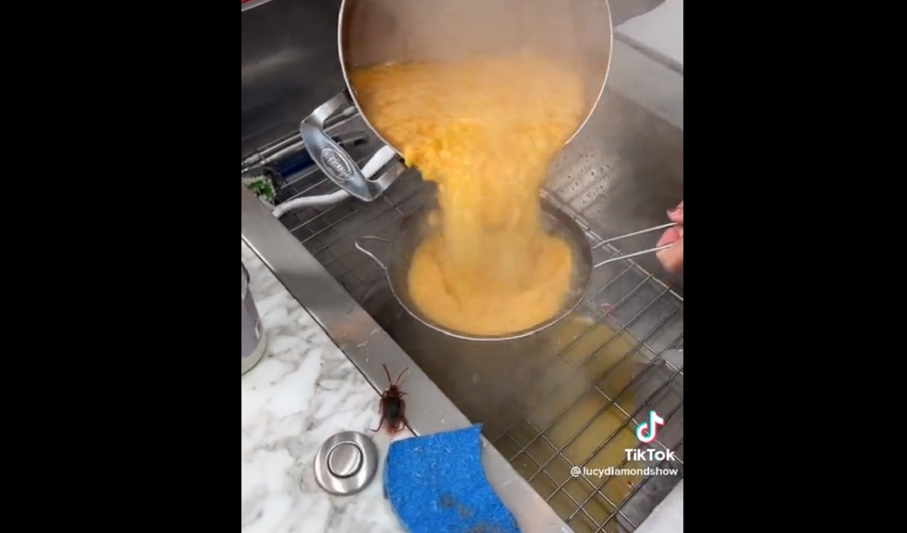 Pantallazo del vídeo de la viral tortilla de patatas Pringles. Twitter