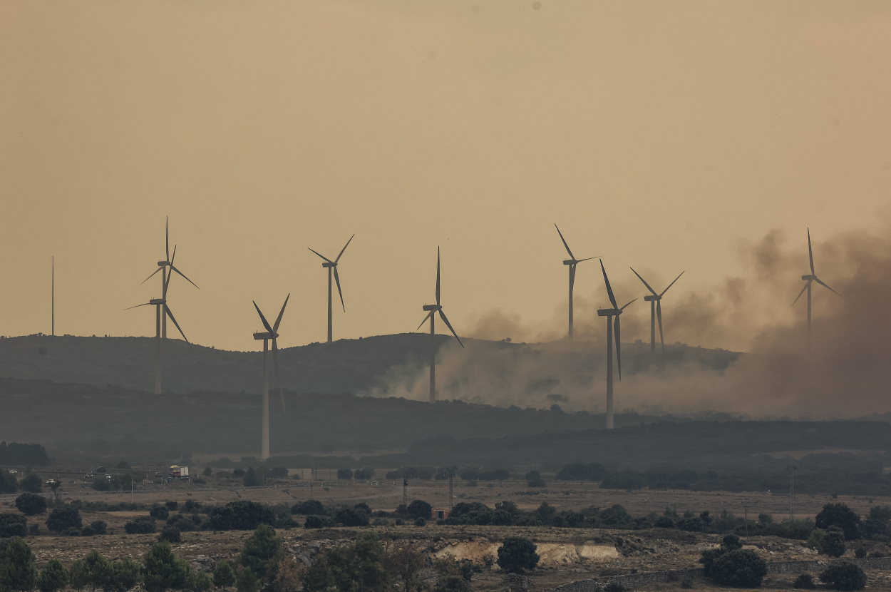Molinos de viento en Bejís (Castellón), durante el incendio. Europa Press.