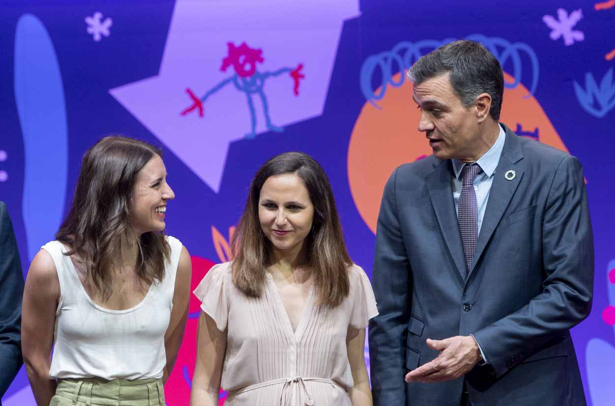 Irene Montero e Ione Belarra (Podemos) y el presidente del Gobierno, Pedro Sánchez (PSOE)