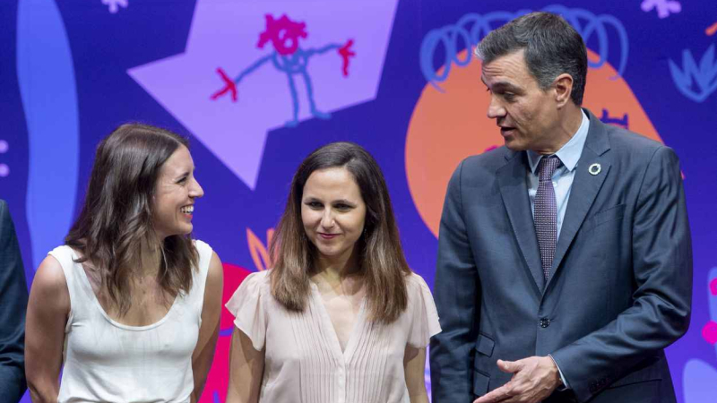 Irene Montero e Ione Belarra (Podemos) y el presidente del Gobierno, Pedro Sánchez (PSOE)