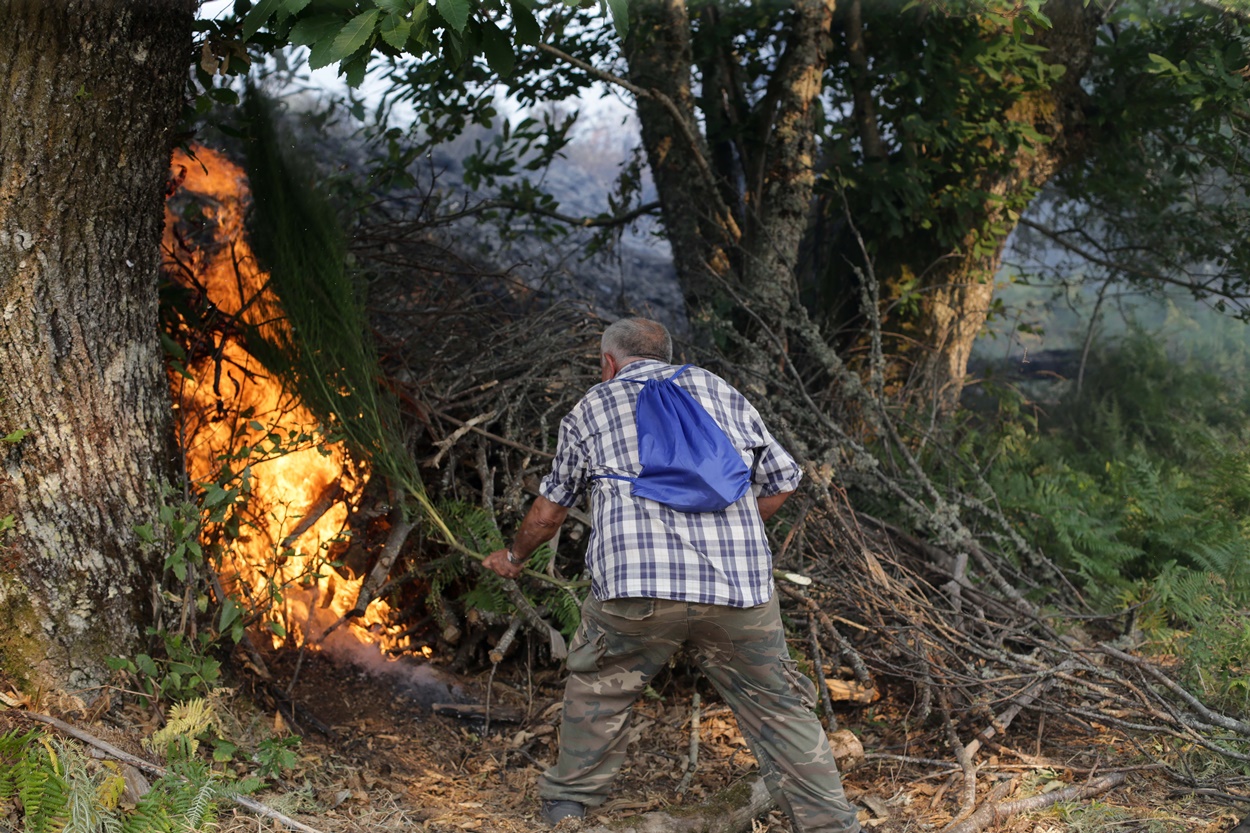 Imagen de un vecino de Folgoso do Caurel (Lugo) ayudando a apagar un incendio en el período de julio que la plataforma considera crítico (Foto: Europa Press). 