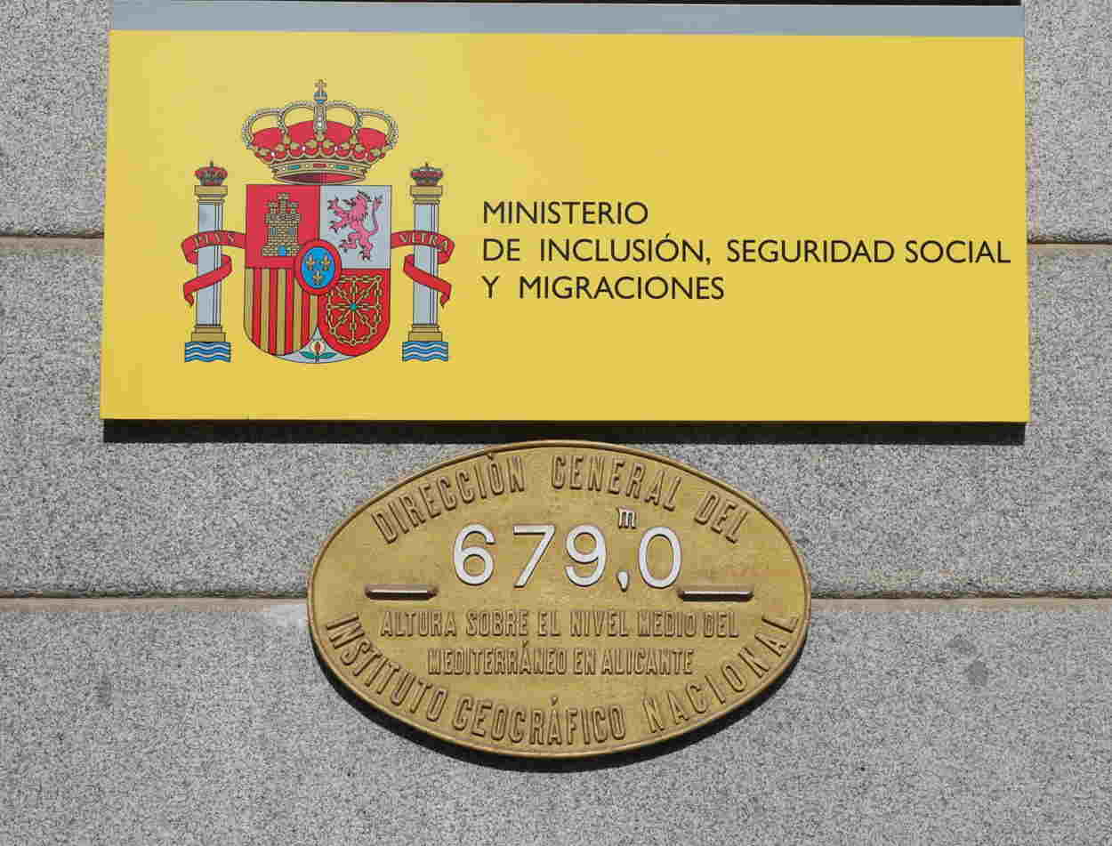 Placa del Ministerio de Inclusión, Seguridad Social y Migraciones. Europa Press