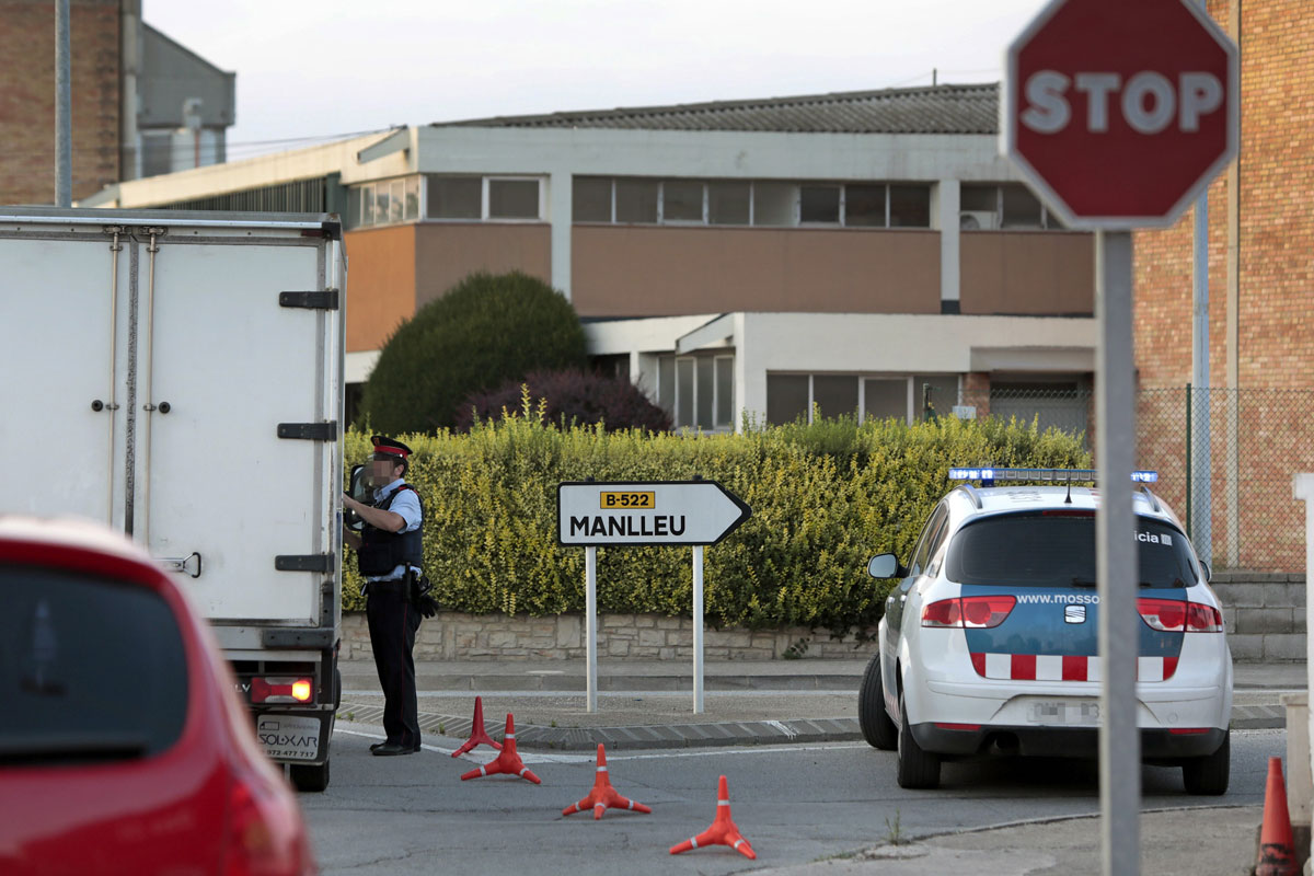 Controles de los Mossos d'Esquadra en todos los accesos al polígono industrial Mas Beuló, en Vic (Barcelona)