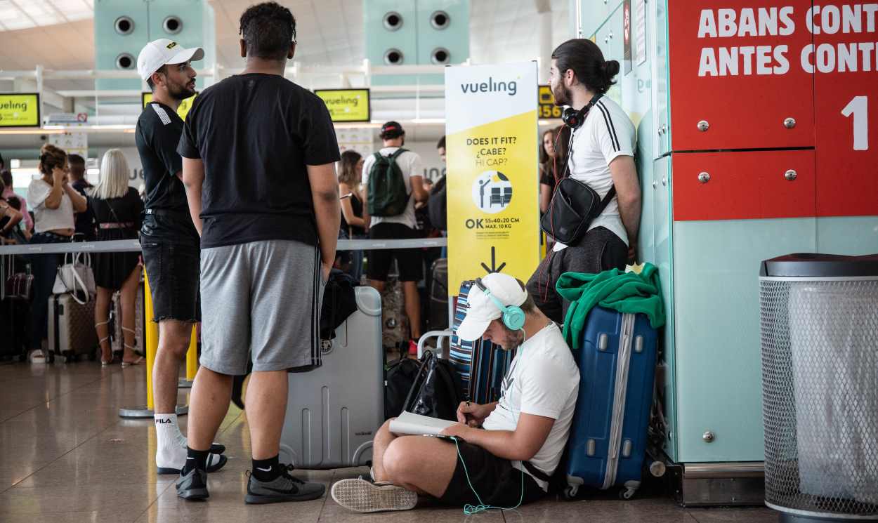 Diferentes viajeros esperan junto al puesto de Check In de las aerolíneas. EP