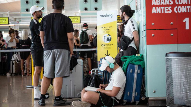 Diferentes viajeros esperan junto al puesto de Check In de las aerolíneas. EP