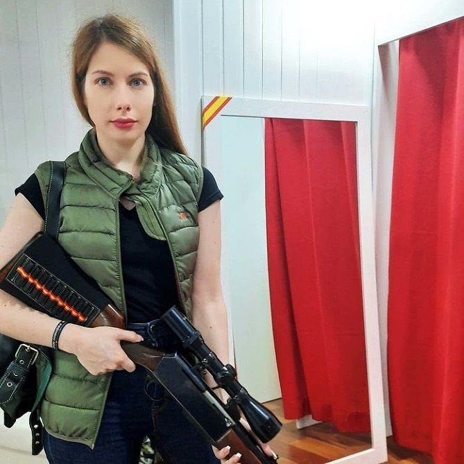 Patricia Muñoz posa con un arma. Patricia Muñoz posa con un arma.