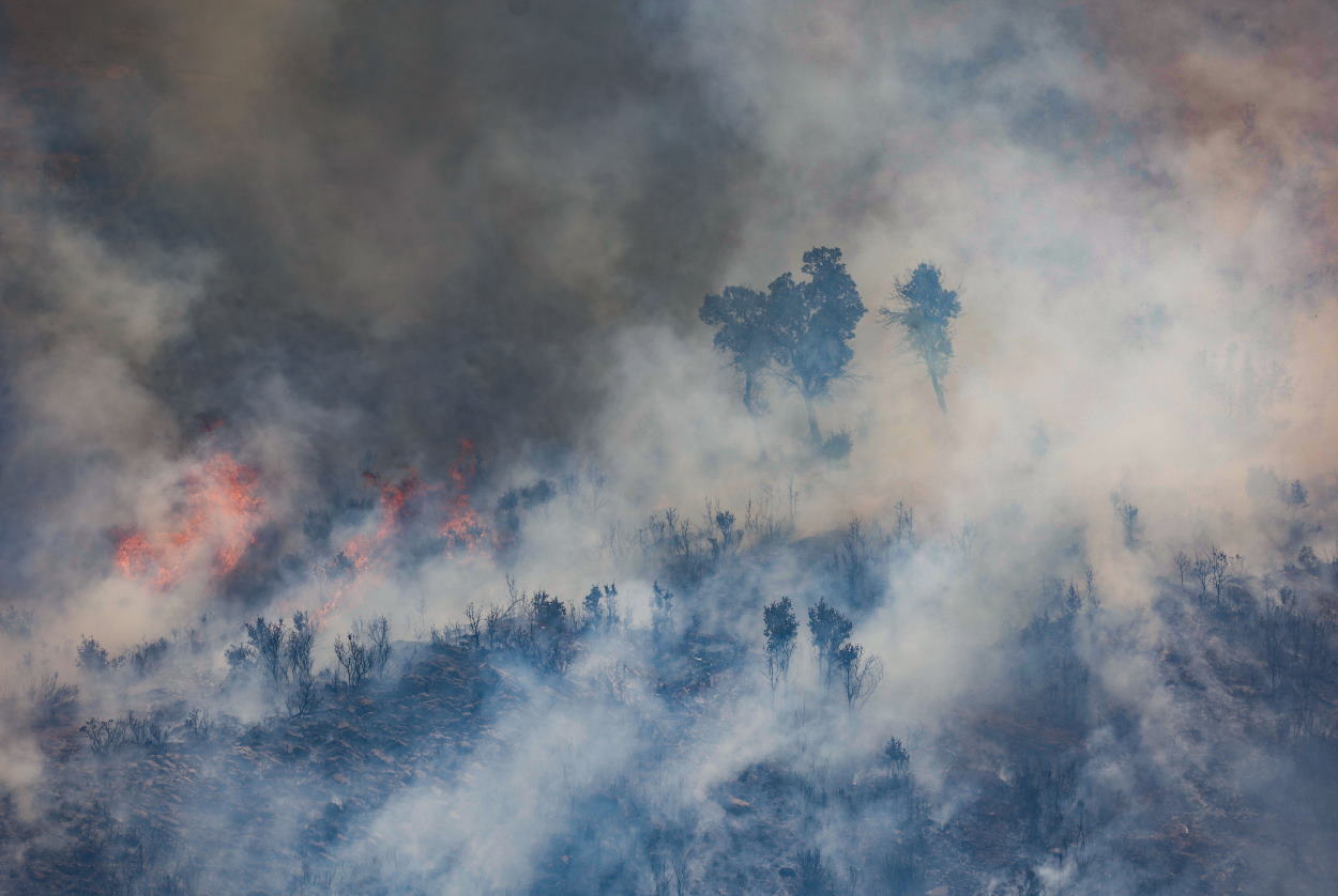 Humo y llamas en el incendio forestal que va desde Alcublas hasta las poblaciones de Bejis. EP