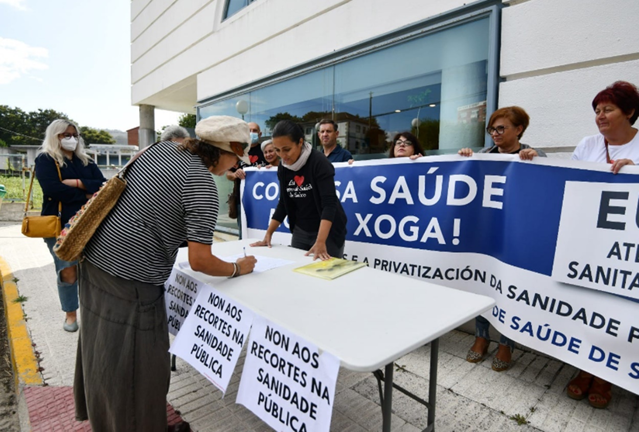 Imagen de recogida de firmas contra el cierre de uno de los centros de salud planeado por la Xunta de Galicia (Foto: Plataforma pola Defensa do Centro de Saúde de Seixo).