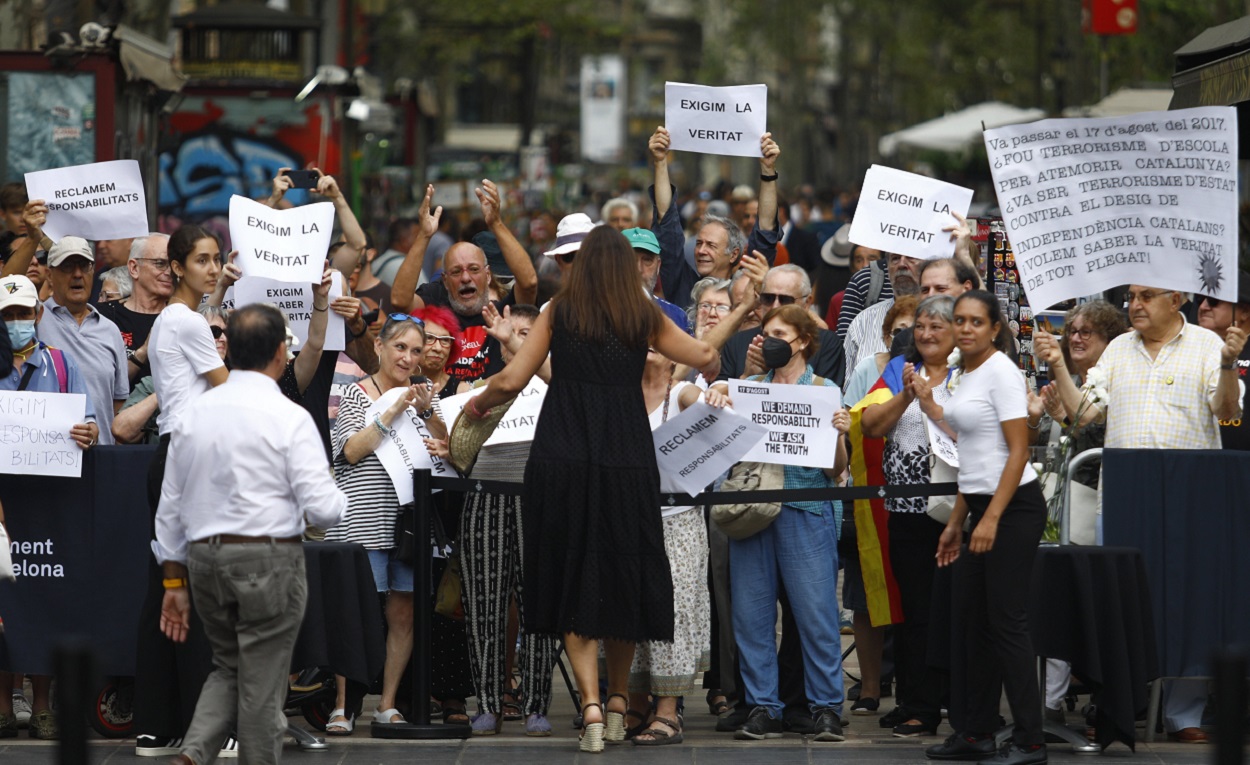 La presidenta del Parlament, Laura Borràs (c), durante el homenaje a las víctimas del atentado del 17 de agosto. EP.