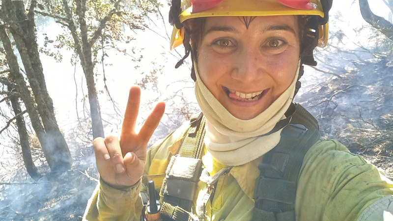 Esta es Lucía, bombera en una cuadrilla helitransportada