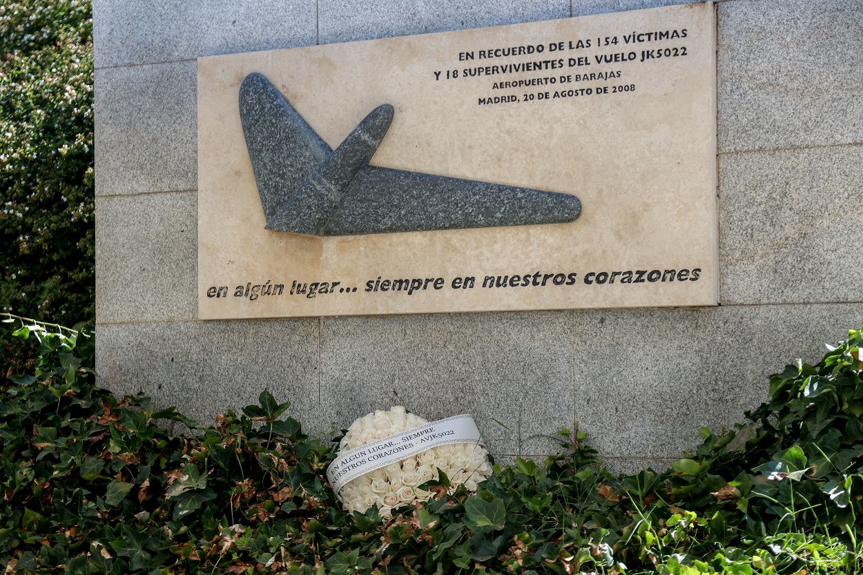 Ofrenda foral junto al monumento, con forma de timón de cola, en recuerdo a las víctimas del accidente de Spanair, en Madrid. EP.