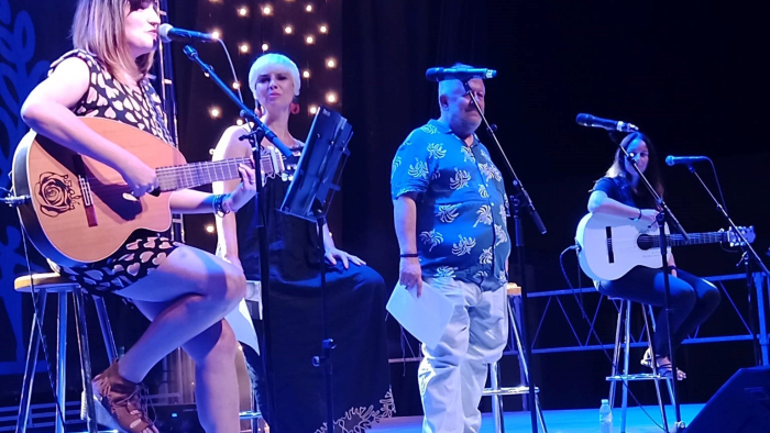 Un momento de la actuación de Rozalén, anoche en Conil. Un momento de la actuación de Rozalén, anoche en Conil.