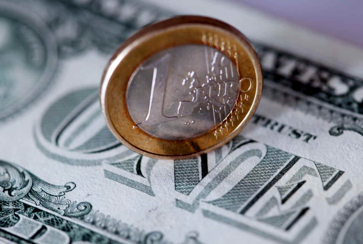 Moneda de un euro sobre billete de un dólar. Europa Press