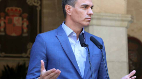 El presidente del Gobierno, Pedro Sánchez, comparece después de su reunión con el rey Felipe VI