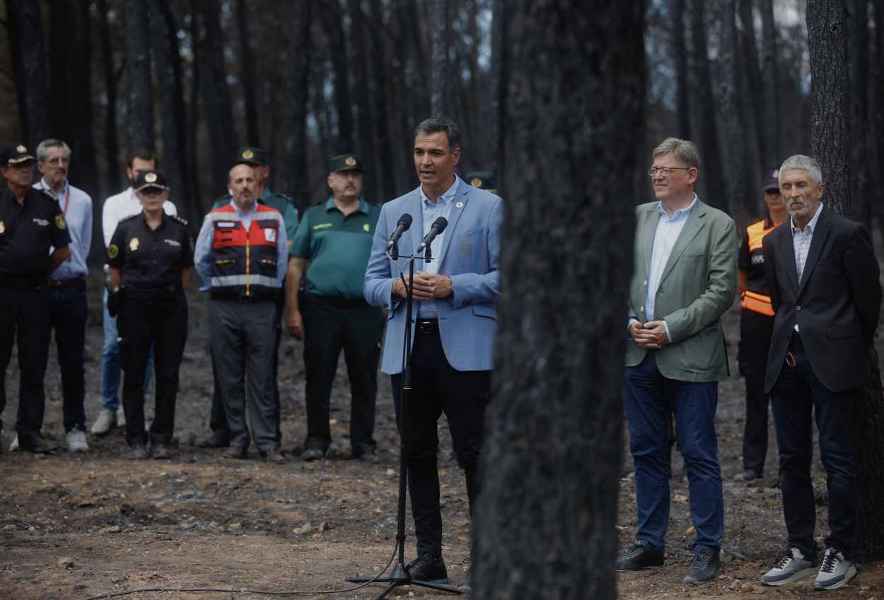 EEl Consejo de Ministros aprobará hoy declarar zona catastrófica para los territorios afectados por grandes incendios. En la imagen Pedro Sánchez, compareciendo junto a Ximo Puig