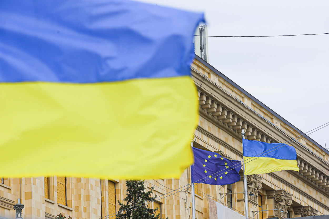 Bandera de la Unión Europea junto a la bandera ucraniana frente a la sede del Gobierno Regional de Kharkiv. Europa Press
