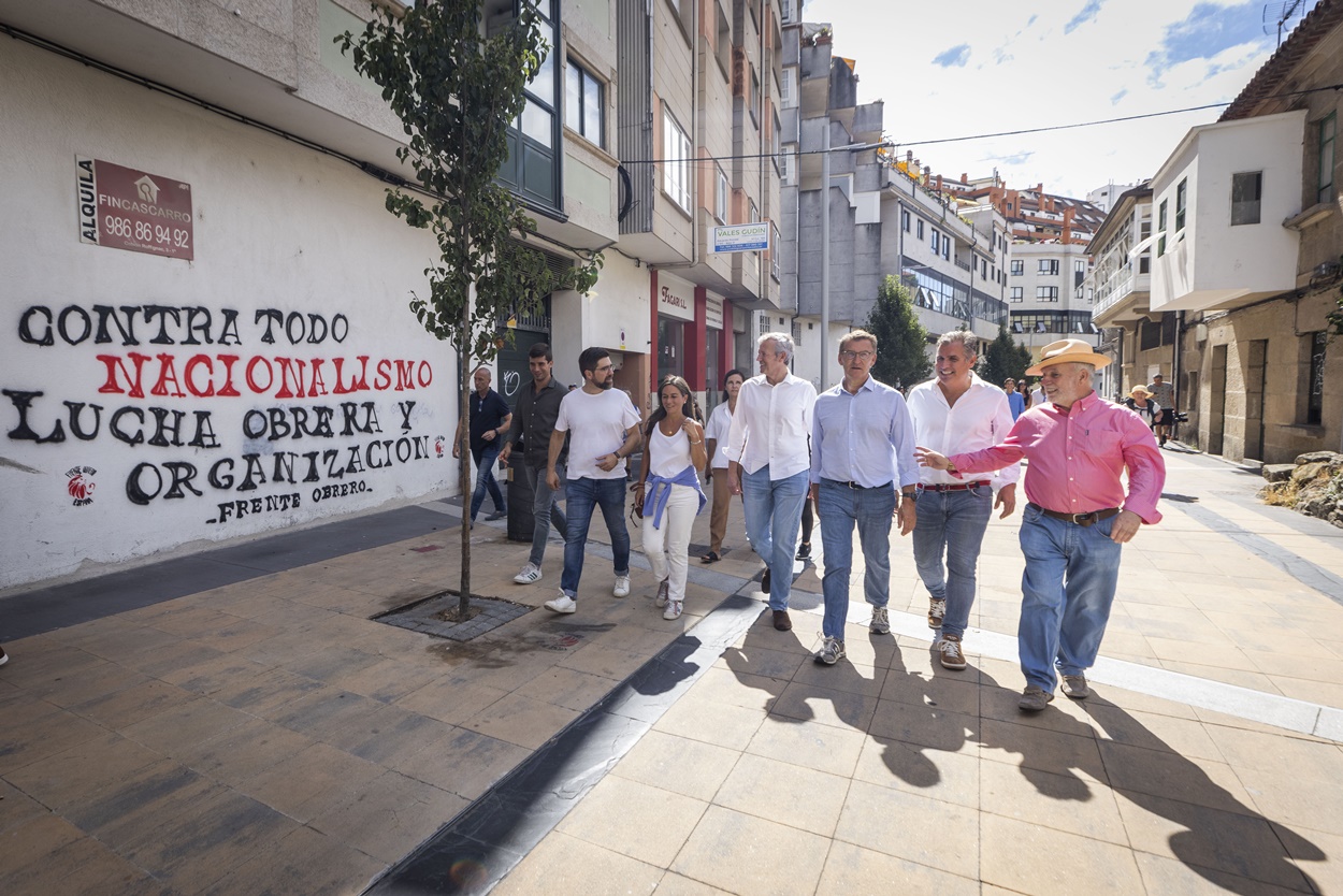 Feijóo, junto a Rueda, esta mañana durante su paseo por el Camino Santiago a su paso por Pontevedra (Foto: Europa Press).