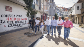 Feijóo, junto a Rueda, esta mañana durante su paseo por el Camino Santiago a su paso por Pontevedra (Foto: Europa Press).