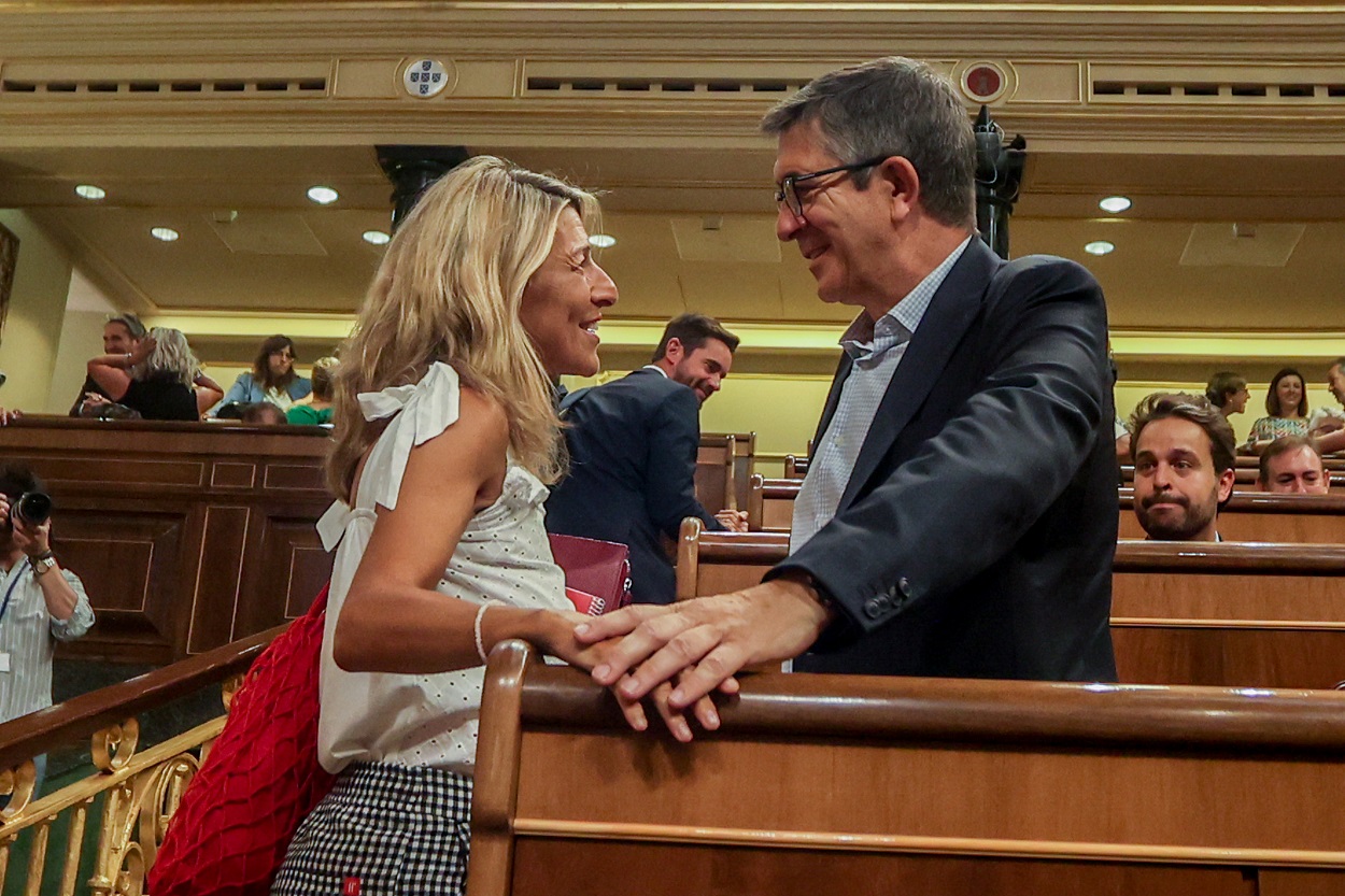 Yolanda Díaz y Patxi López se saludan en el hemiciclo del Congreso de los Diputados. EP