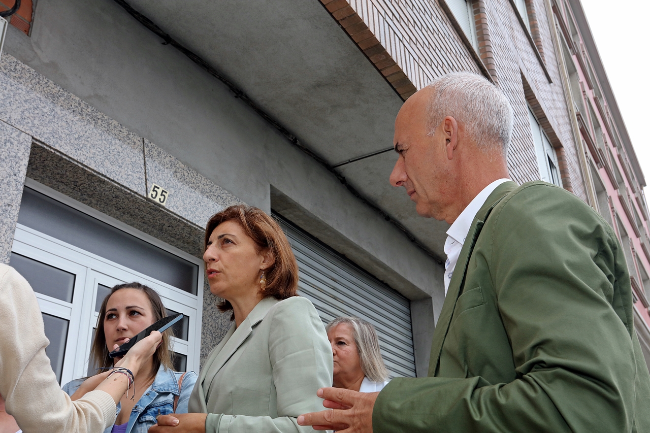 Ángeles Vázquez durante la visita este martes a Curtis, A Coruña, donde animó a los jóvenes a participar de estas ayudas (Fotos: Xunta de Galicia).