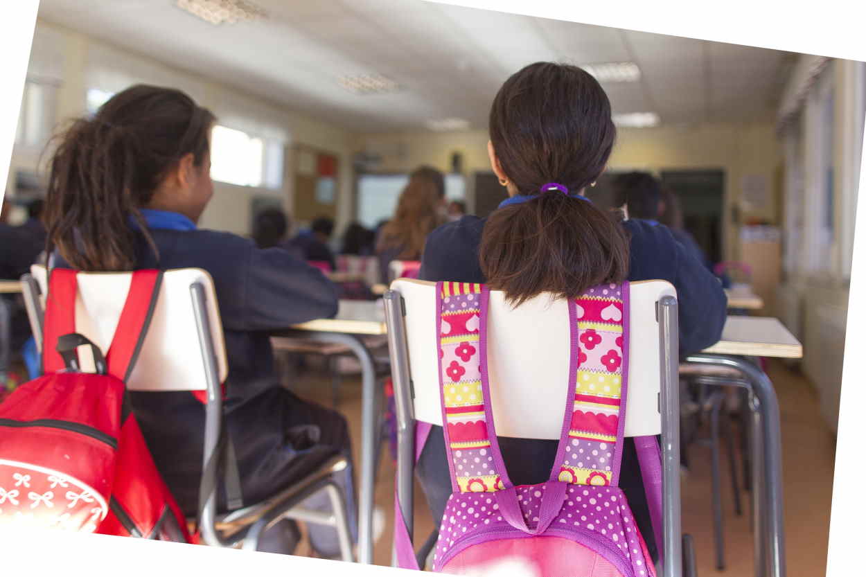 Una 'Vuelta al Cole' marcada por la inflación. En la imagen, dos alumnas sentadas en un aula. Europa Press