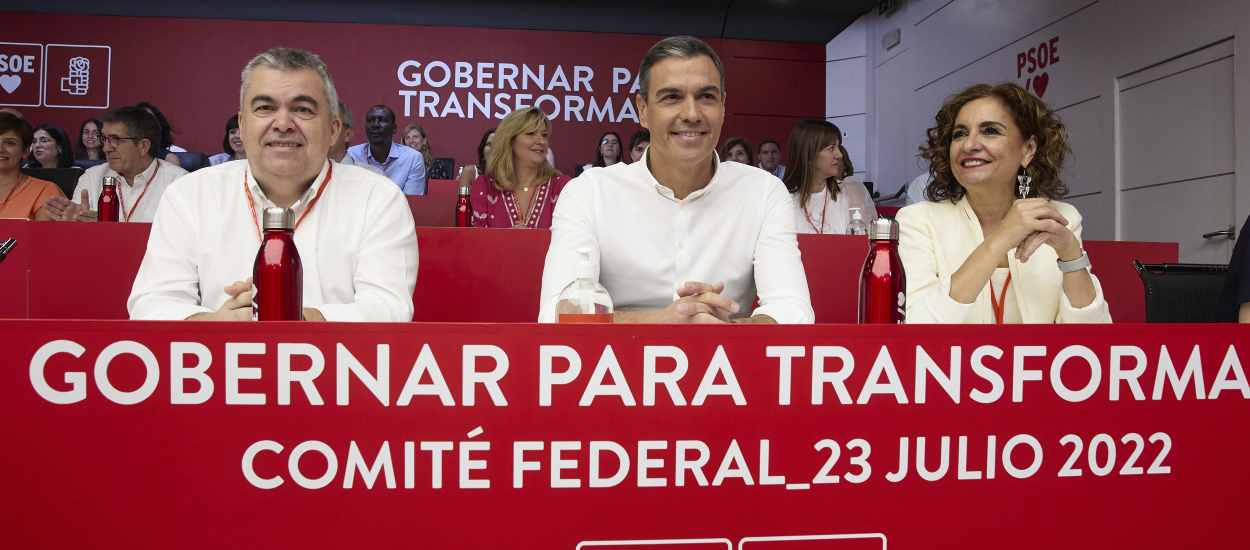 PORTADA El secretario de Organización del partido socialista, Santos Cerdán; el presidente del Gobierno, Pedro Sánchez; y la ministra de Hacienda y Función Pública, María Jesús Montero; durante un Comité Federal del PSOE en l