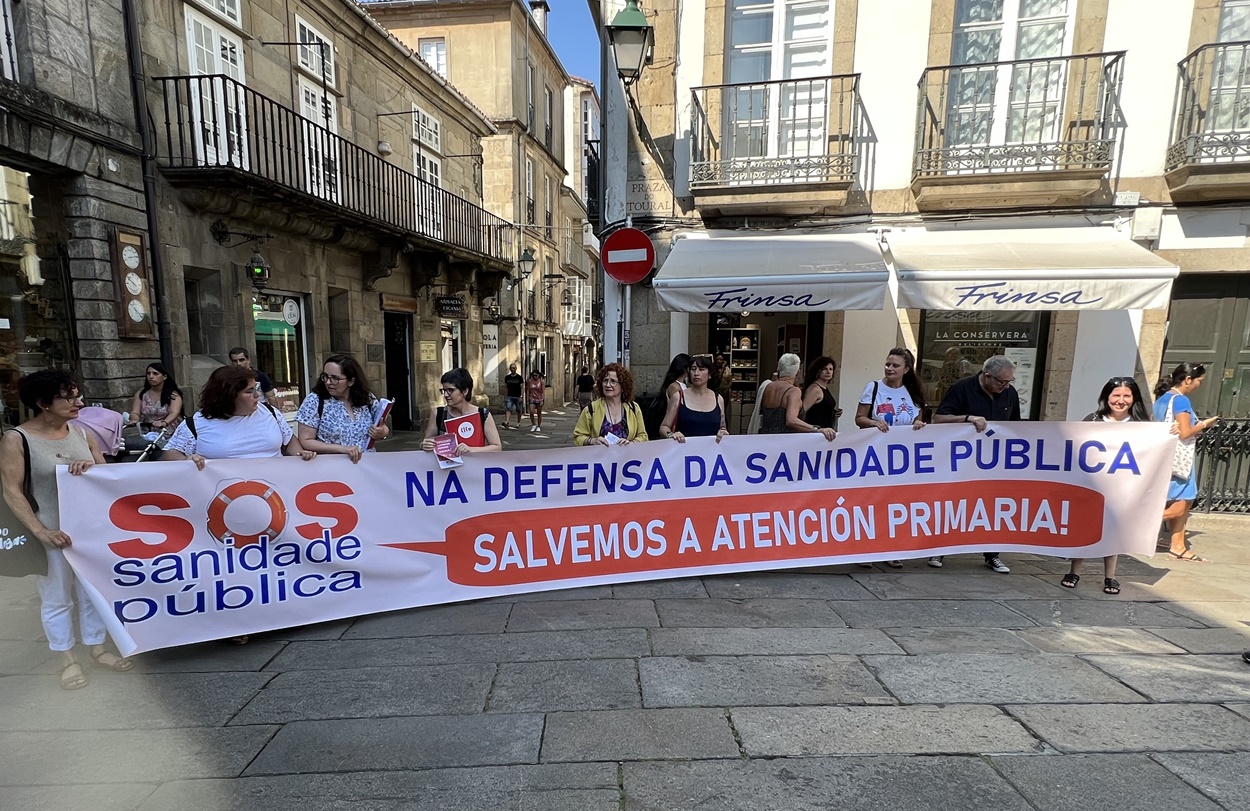 SOS Sanidade Pública inició a principios de mes una recogida de firmas en toda Galicia contra los recortes en la sanidad pública del PP gallego (Foto: Europa Press).